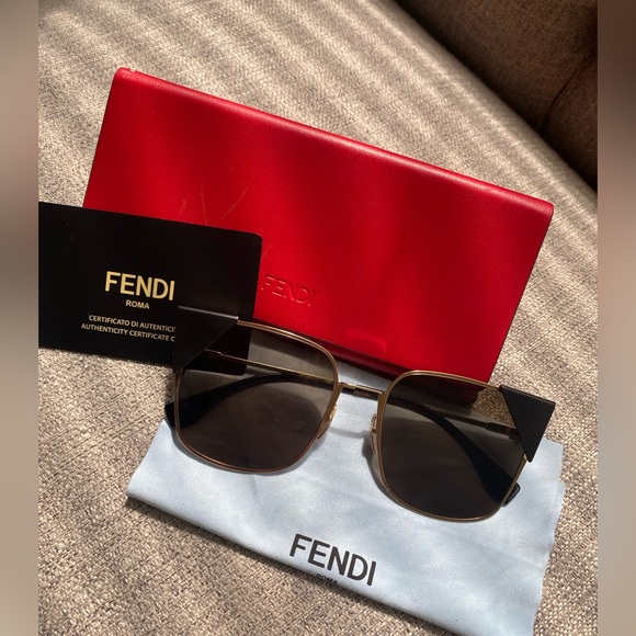 FENDI - Picture 1 of 3